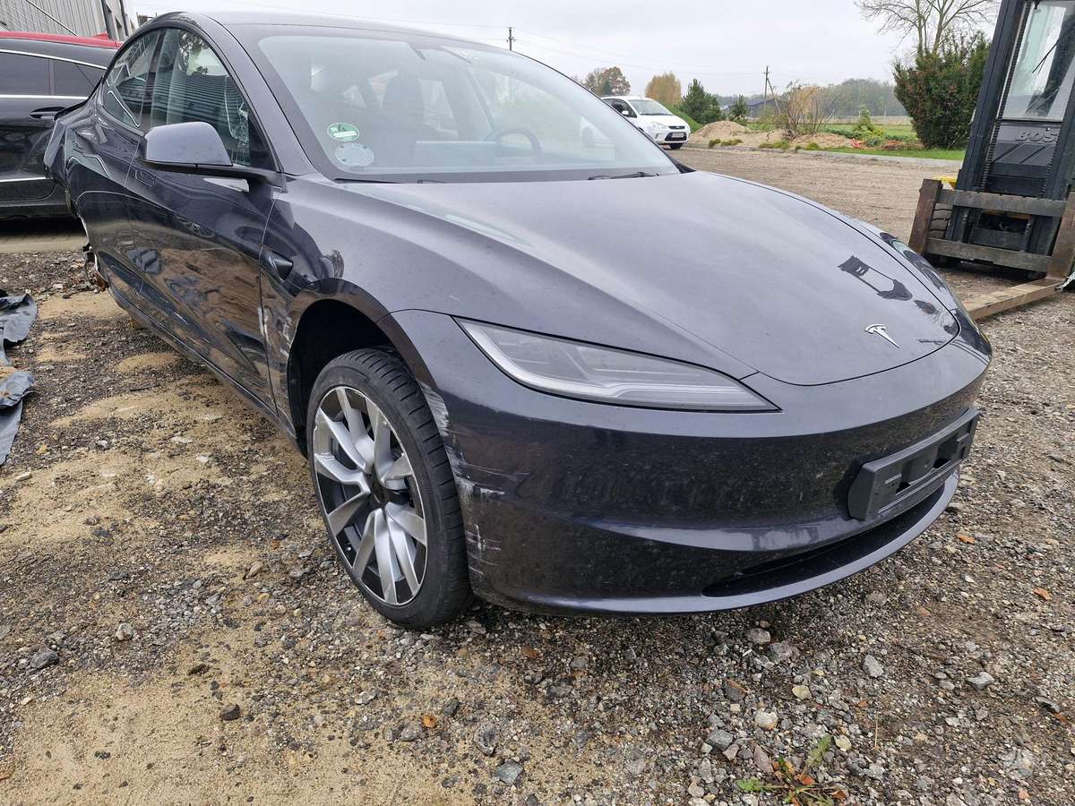 Tesla Model 3, sedanas