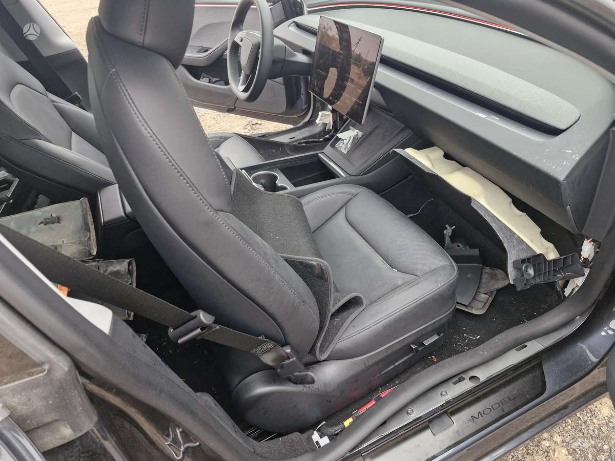 Tesla Model 3, Седан