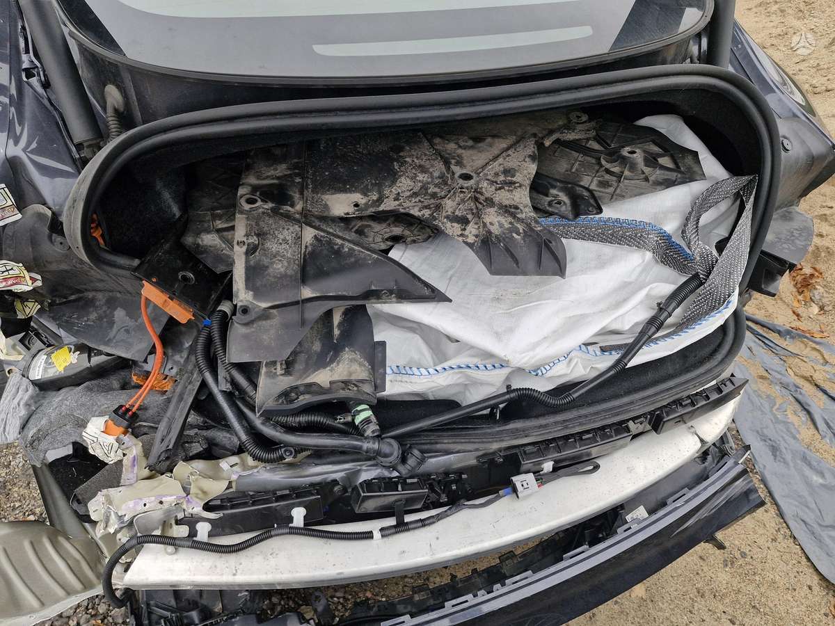 Tesla Model 3, sedanas