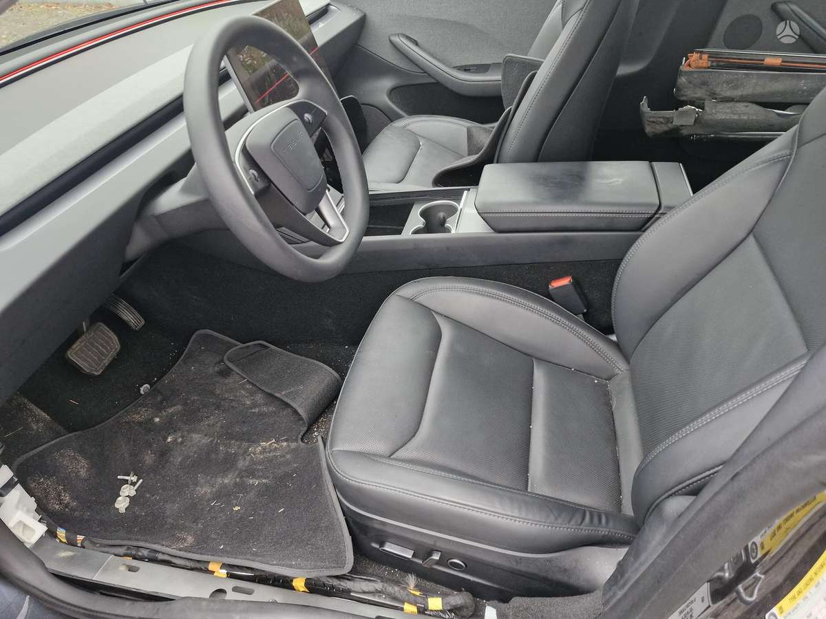 Tesla Model 3, sedanas