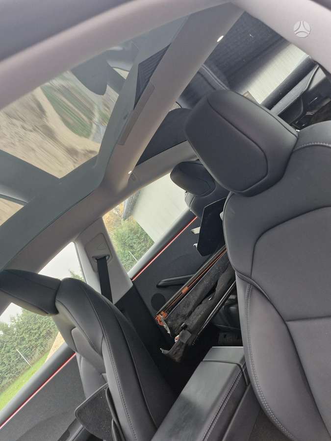 Tesla Model 3, Седан