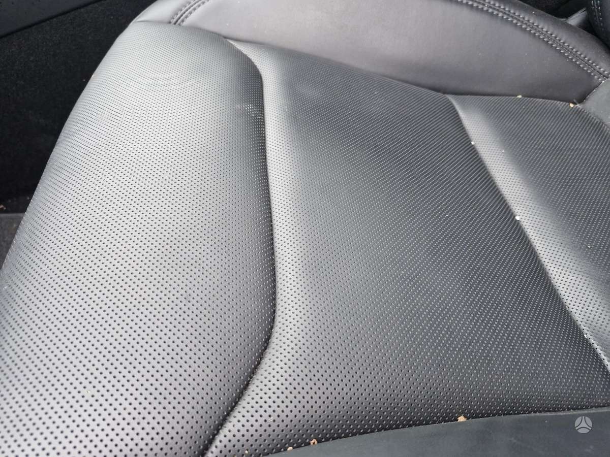 Tesla Model 3, sedanas