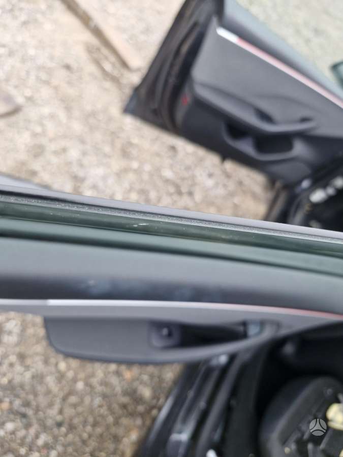 Tesla Model 3, sedanas