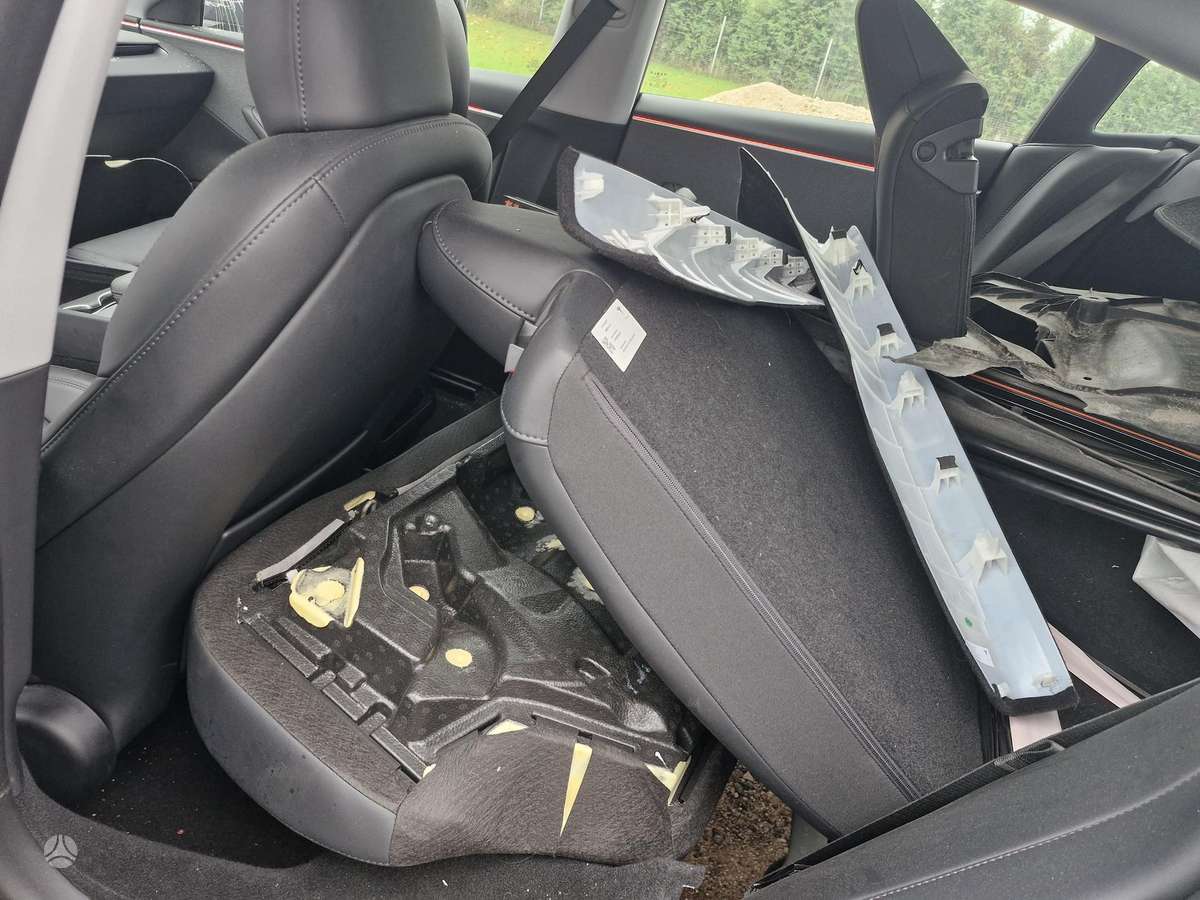 Tesla Model 3, sedanas
