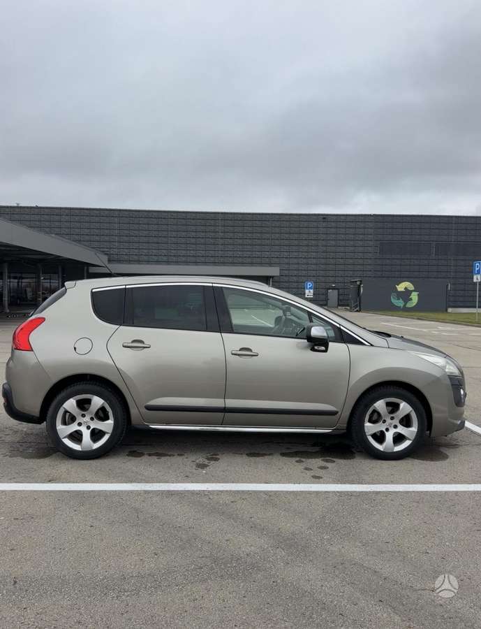 Peugeot 3008 2010 — rear view