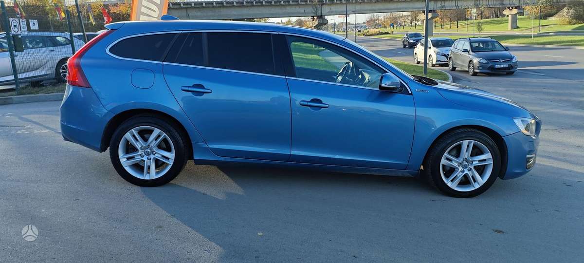 Volvo V60 2013 — двигун 2400 cm³, 215 HP (158kW)