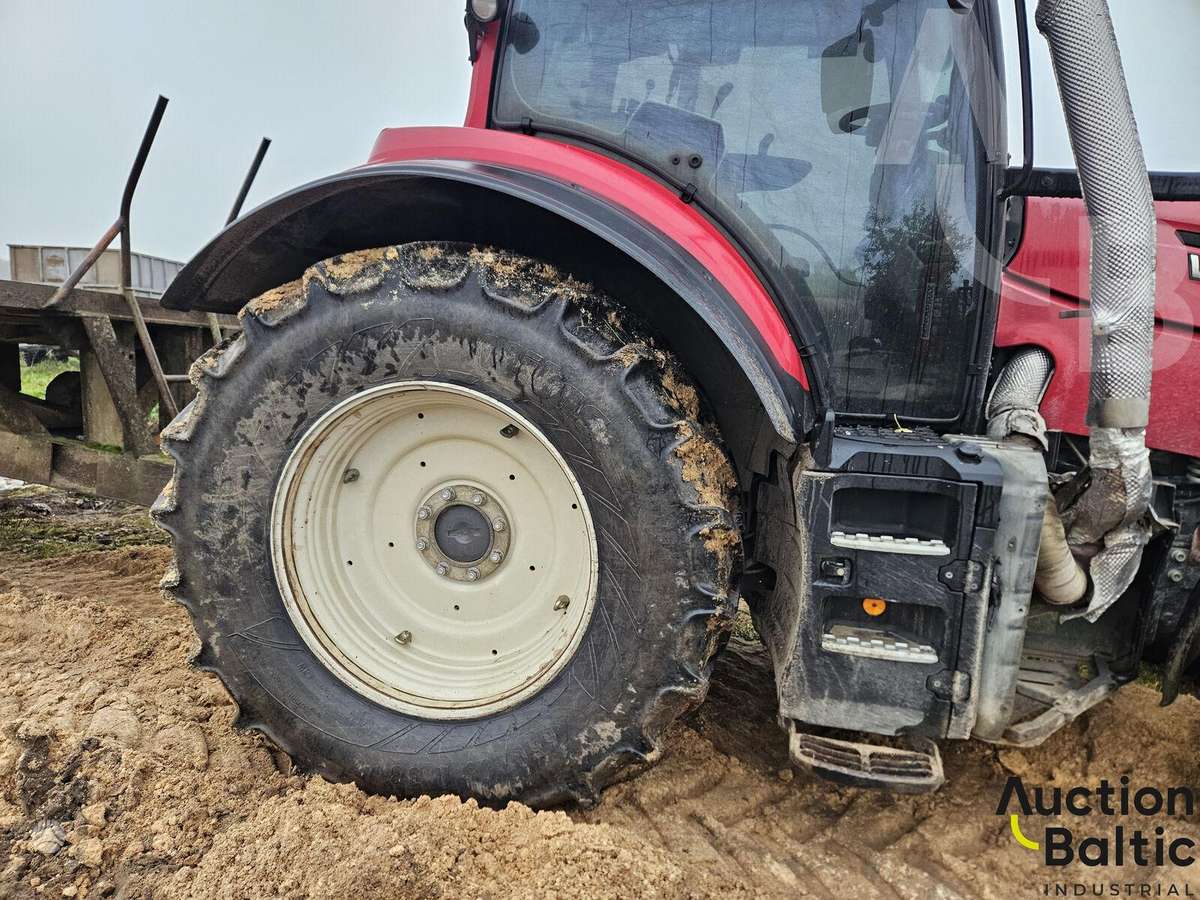 Valtra T 174 E, tractors