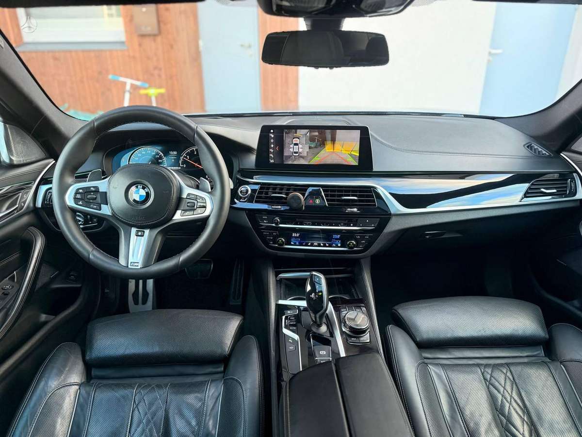 BMW M550, Седан