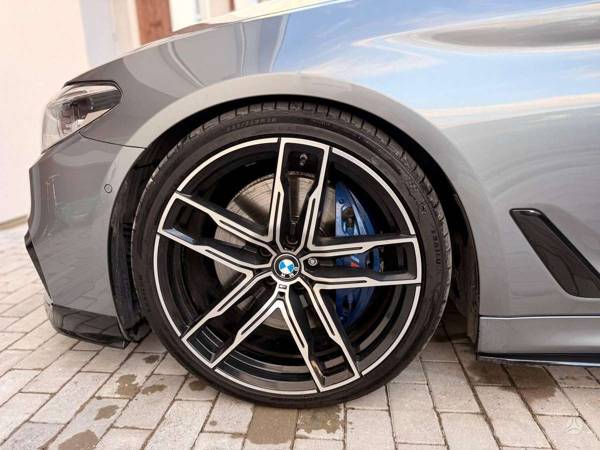 BMW M550, Седан