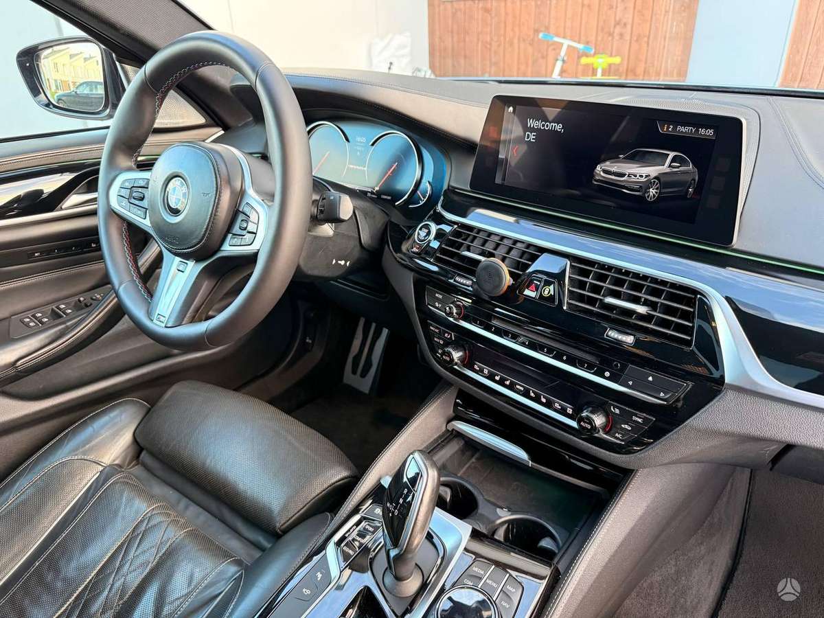 BMW M550, Седан