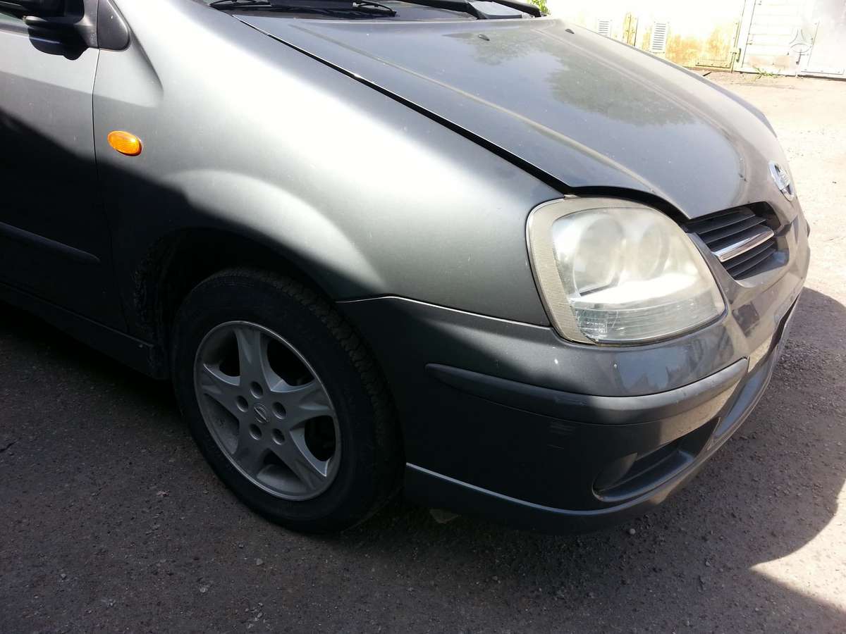 Nissan Almera Tino