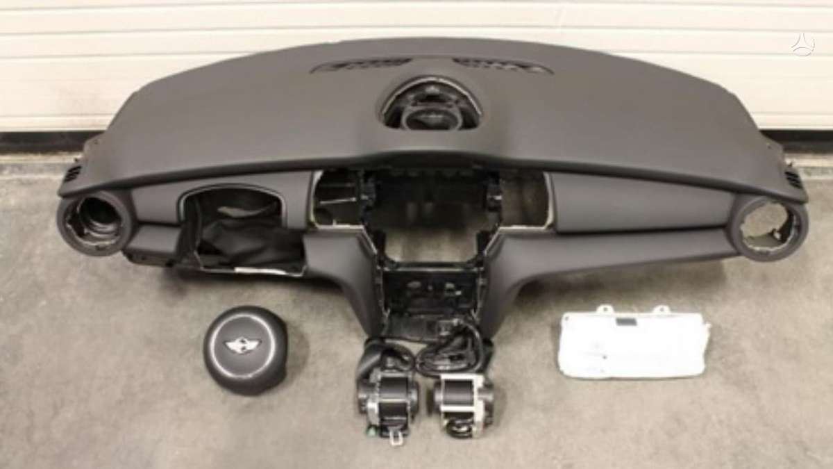 Mini One dashboard, airbags, seat belts