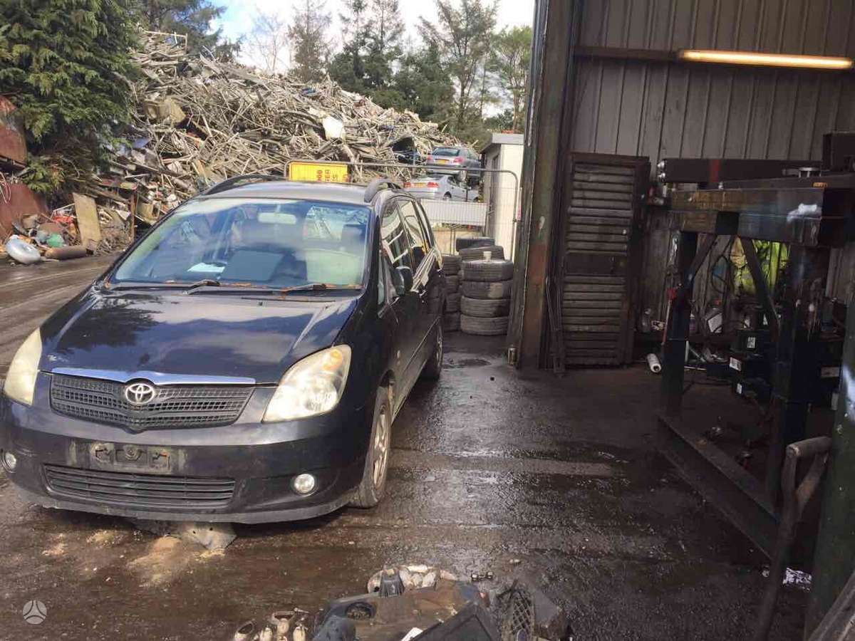Toyota Corolla Verso dalimis