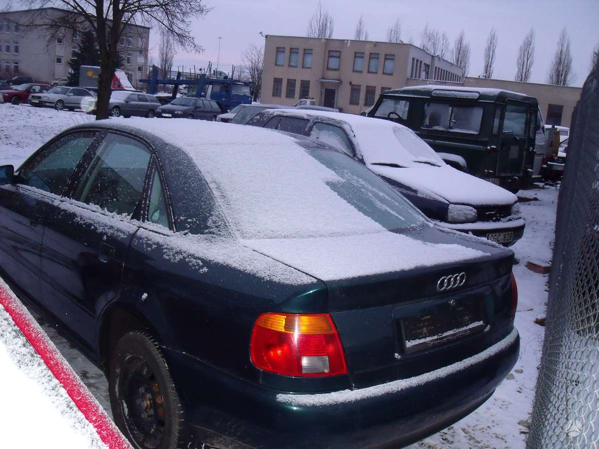 Audi A4 dalimis.