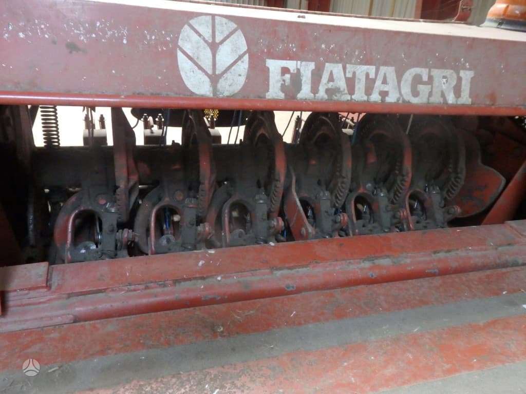 Hesston 4900, presai