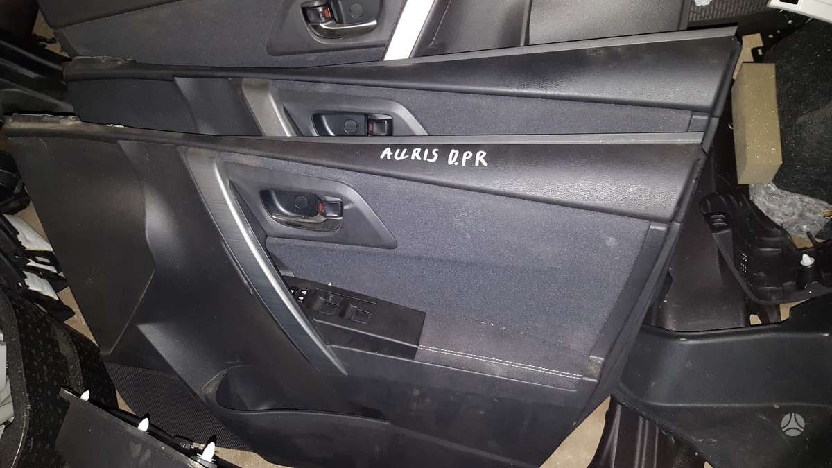 Toyota Auris Yra daugiau detalių