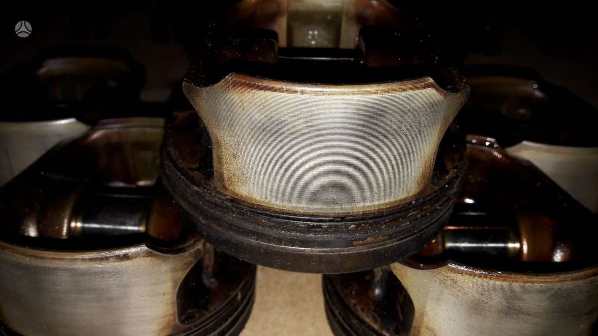 BMW X5, 448s2, variklio detalės