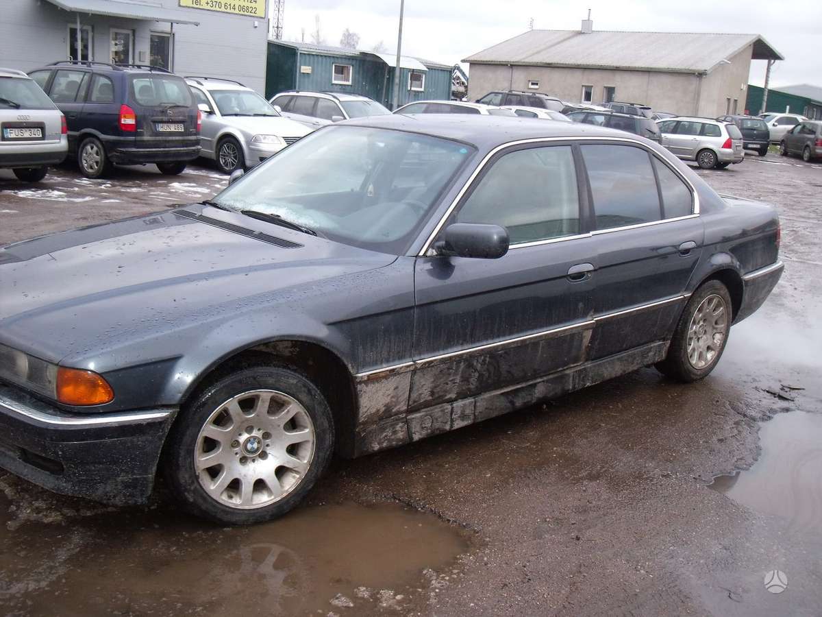 BMW 735 Dalimis