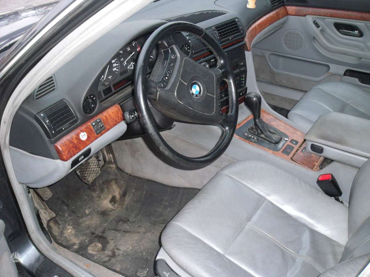 BMW 735 Dalimis