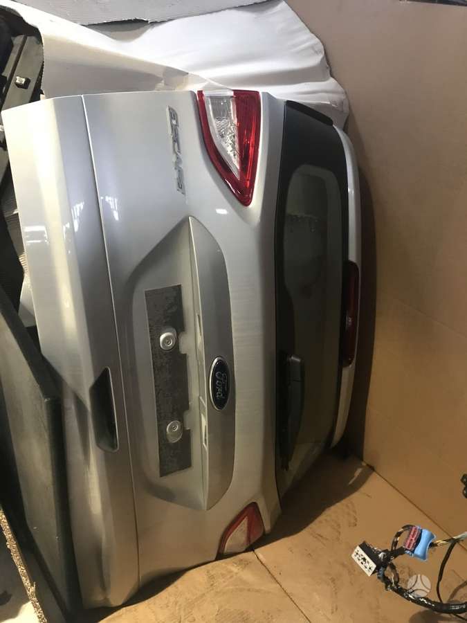 Ford Kuga dalimis. Automobilis dalimis