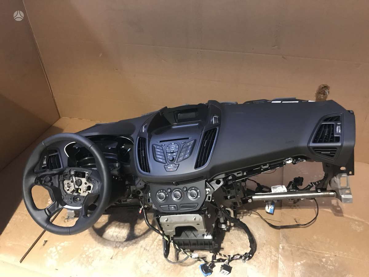 Ford Kuga dalimis. Automobilis dalimis