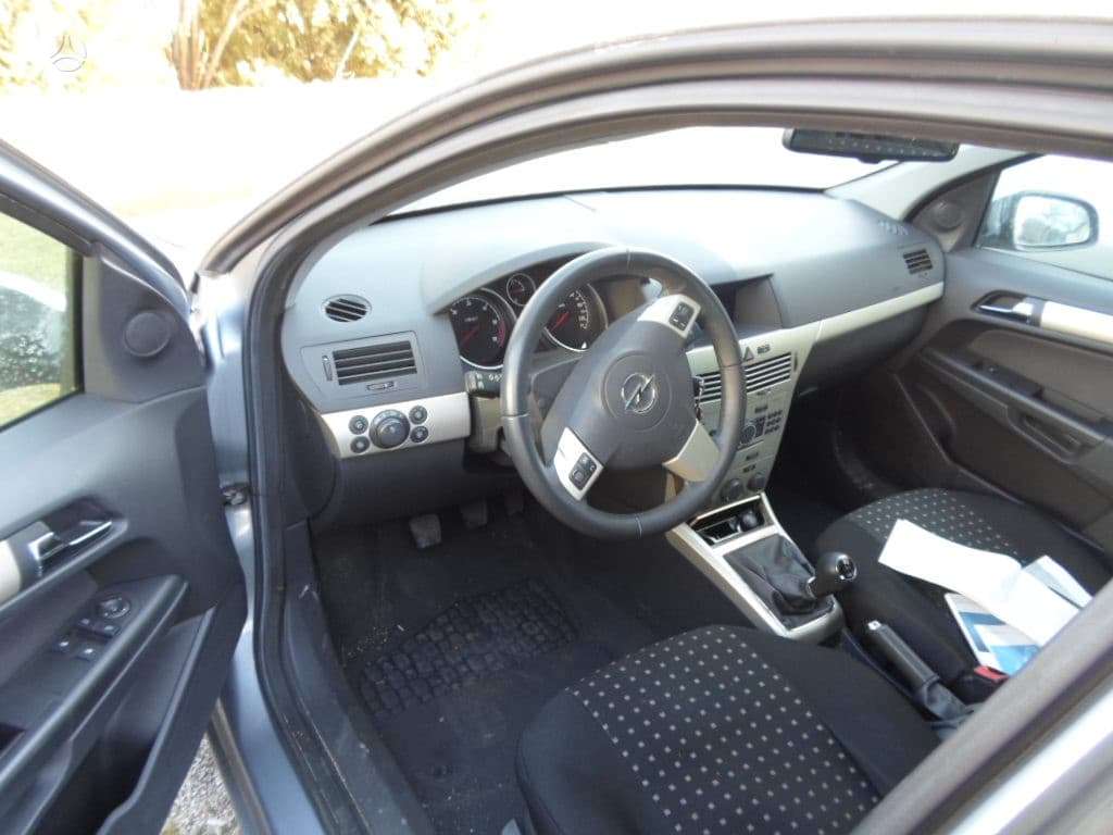 Opel Astra logu tīrītāji
