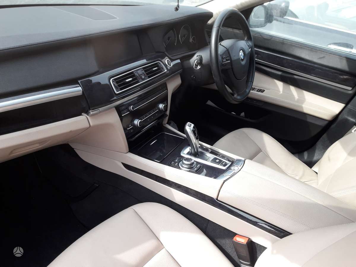 BMW 730 Visas auto ardomas dalimis