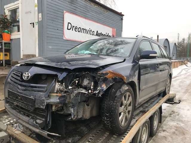 Toyota Avensis for parts