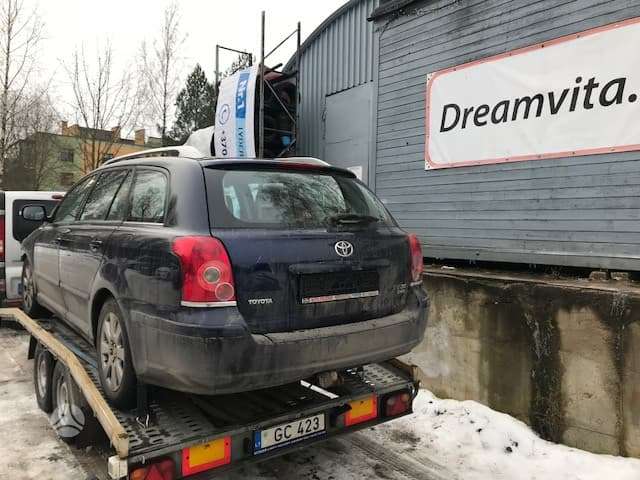 Toyota Avensis for parts