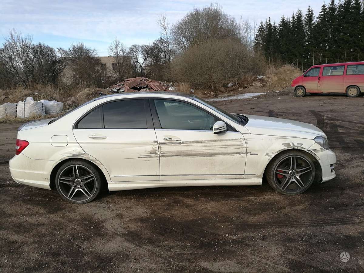 Mercedes-Benz C220 dalimis