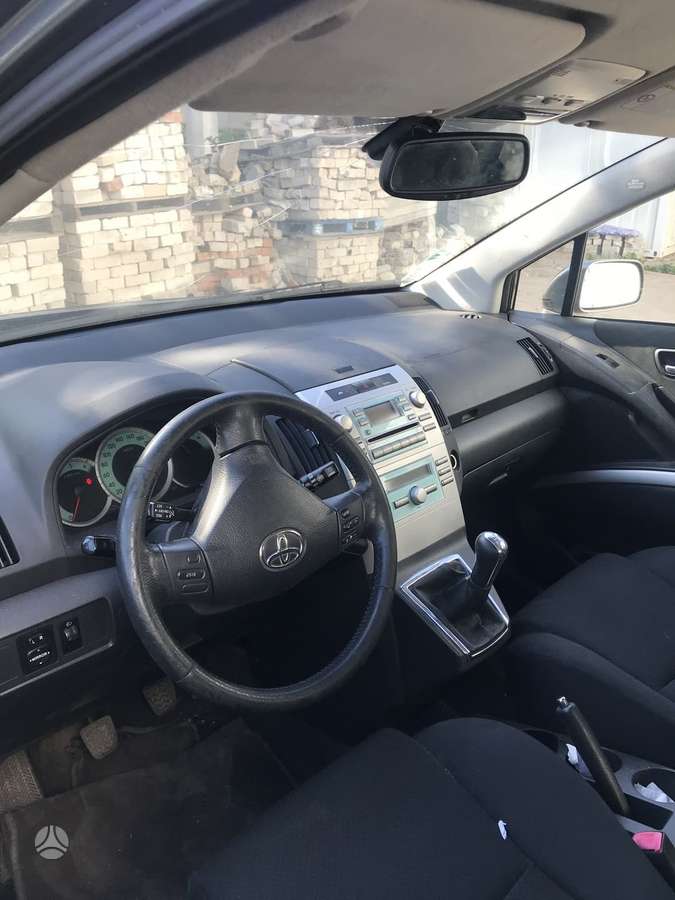 Toyota Corolla Verso dalimis