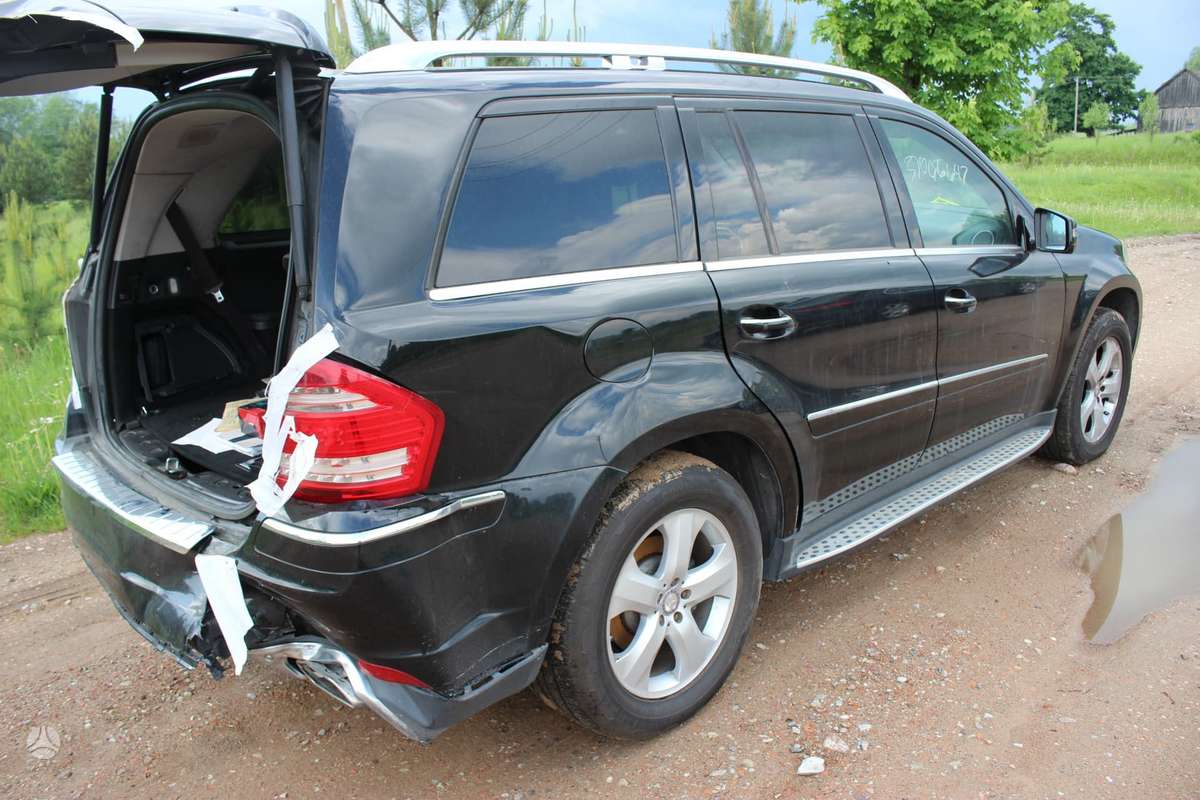 Mercedes-Benz GL450 dalimis