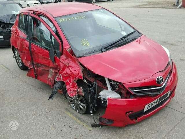 Toyota Yaris по частям