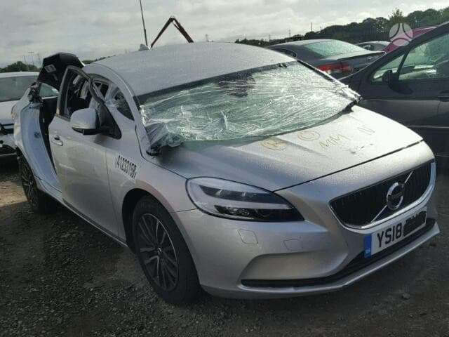 Volvo V40 dalimis. Moment