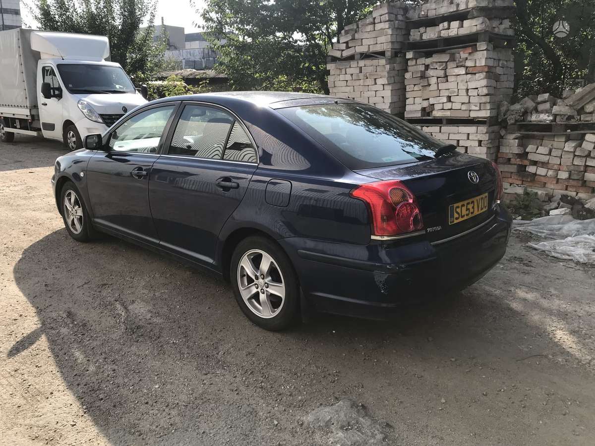 Toyota Avensis for parts