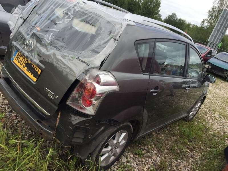 Toyota Corolla Verso по частям