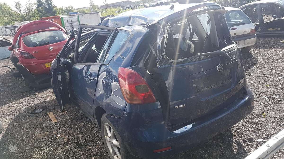 Toyota Corolla Verso по частям
