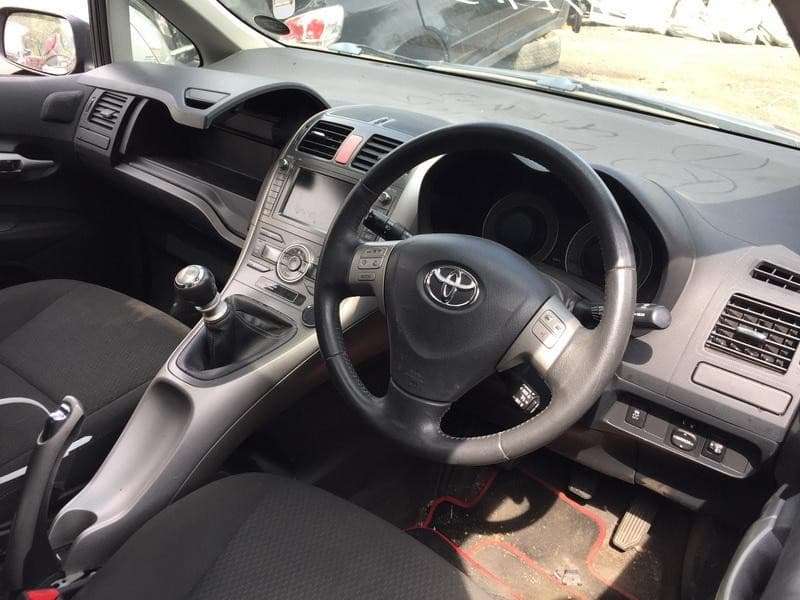 Toyota Auris по частям