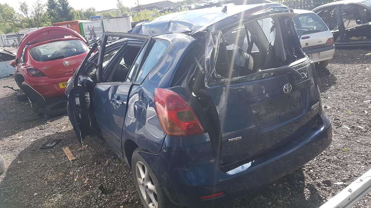 Toyota Corolla Verso dalimis