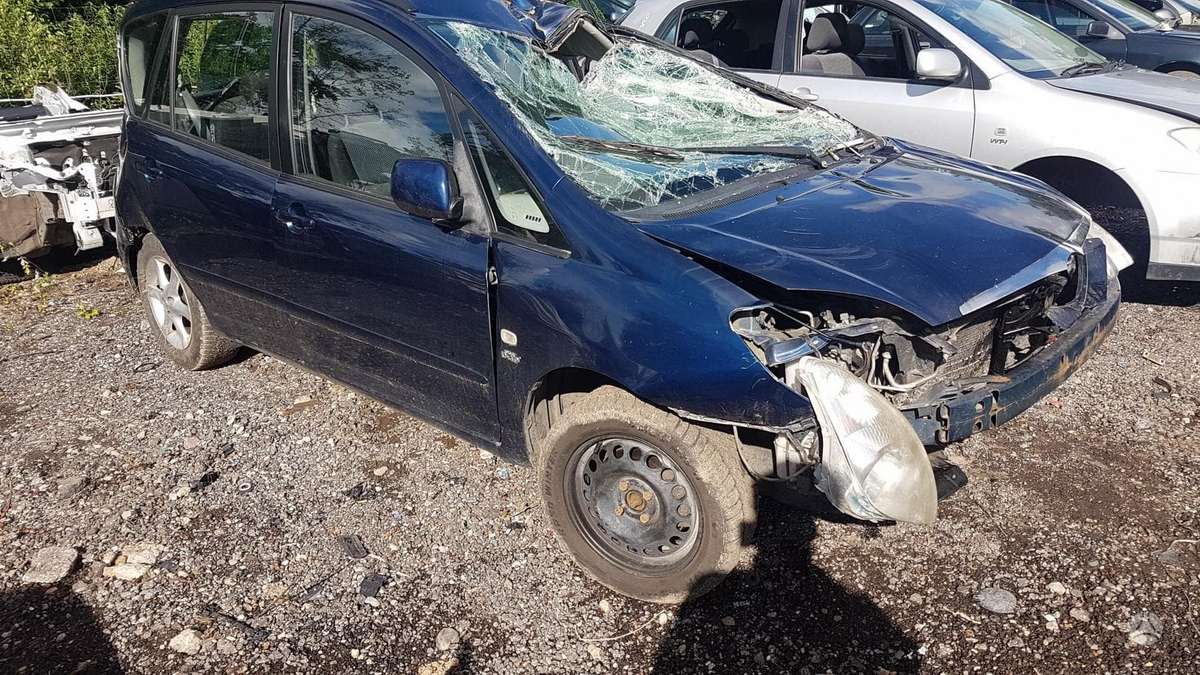 Toyota Corolla Verso по частям