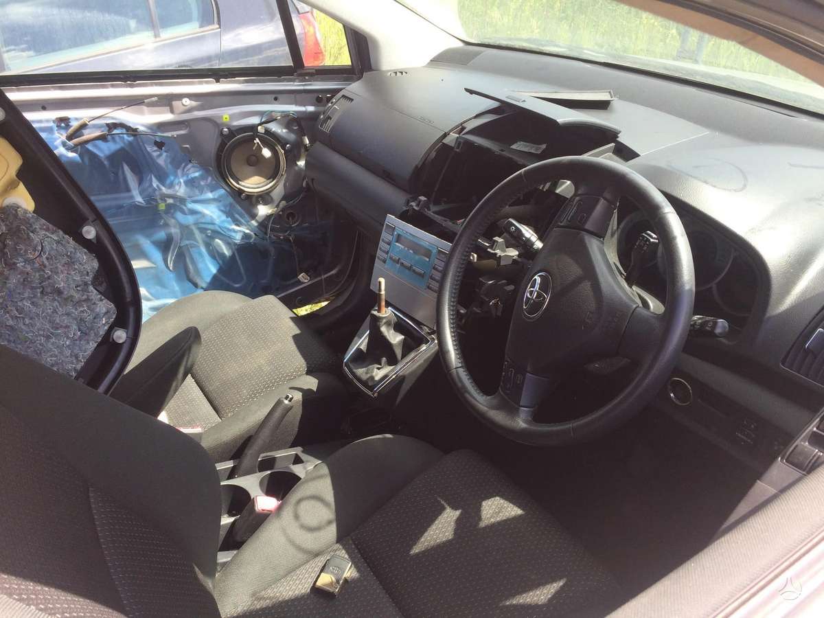 Toyota Corolla Verso dalimis