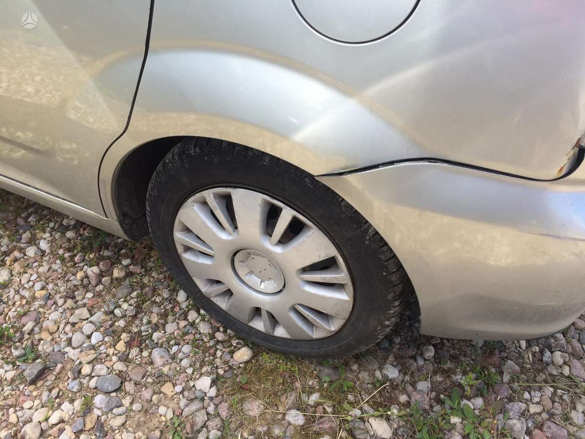 Toyota Corolla Verso dalimis