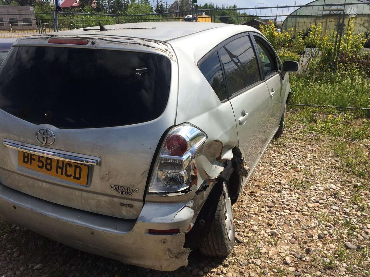 Toyota Corolla Verso dalimis