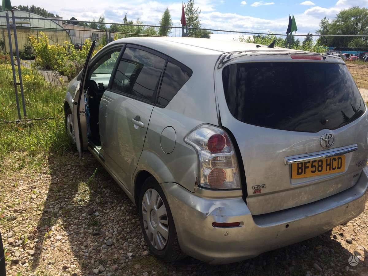 Toyota Corolla Verso dalimis