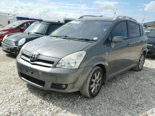 Toyota Corolla Verso dalimis