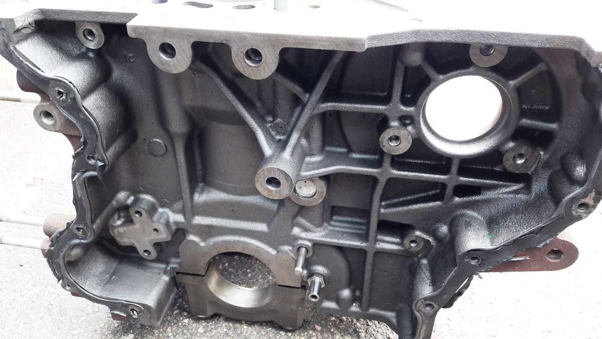 Land Rover Defender, ZSD-422 224DT, engine block