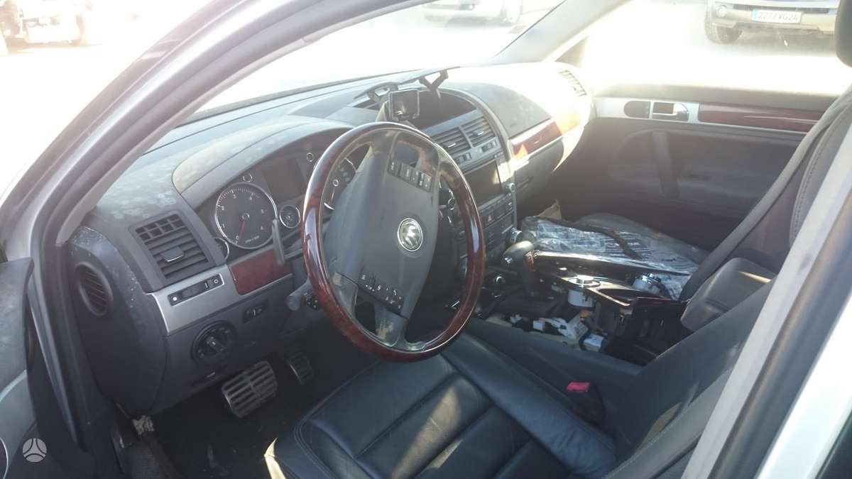 Volkswagen Touareg dalimis