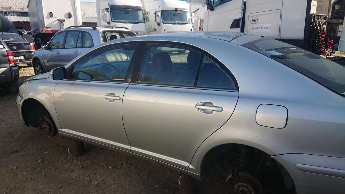 Toyota Avensis по частям
