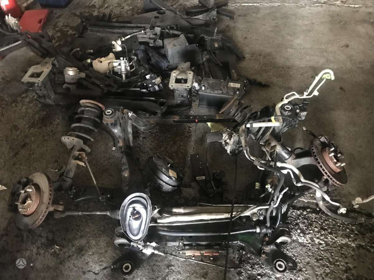 Ford Galaxy по частям. Yra visos dalys
