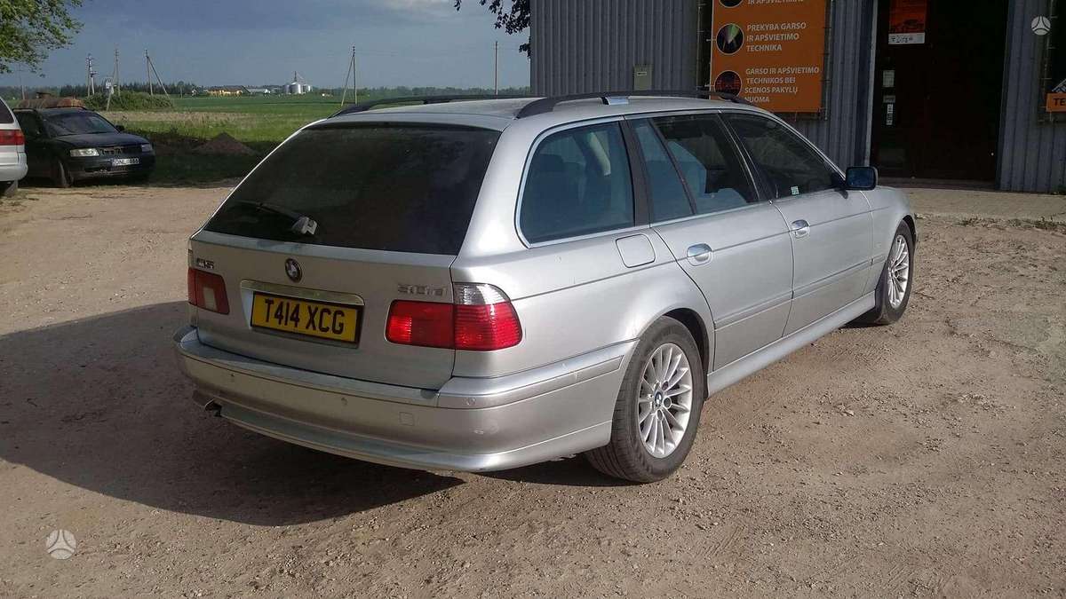 BMW 530 dalimis. Anglas dalimis